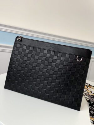 Louis Vuitton AAA- DISCOVERY POCHETTE N60112
